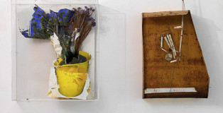 Giacomo Cossio - Vaso giallo, 2009. cm-90x60x20, tecnica mista su tavola. Francesco Bocchini, L’illusionista Fedro Marvelli, 2013, cm 62x104x25 olio su lamiera di ferro, meccanismo a parete. photo credit: Dario-Lasagni