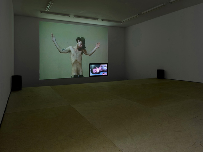 Mustafa Sabbagh - chat room, 2014 2 HD Video, color, loop - installazione:  1 HD flat-monitor, 1 videoproiettore LCD, dimensioni ambientali, courtesy: l’artista