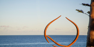 Will Clift, Enclosing Form Reaching Together - Sculpture by the Sea, Cottesloe 2016. Photo Jessica Wyld