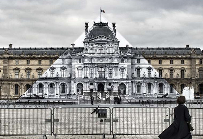 JR al Louvre – Installazione anamorfica