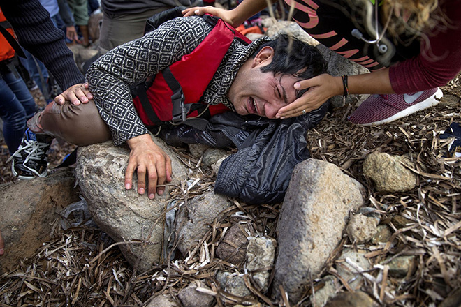 Jacob Ehrbahn - Why no help?, Refugee Stream, Lesbos (Greek), 2015