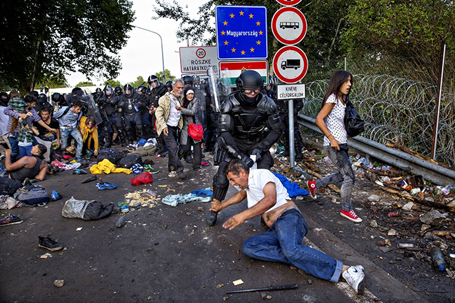 Jacob Ehrbahn - Crossing Horgos, Refugee Stream, Horgos (Serbia), 2015