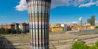 Torre Arcobaleno di Milano - Il Totem Ceramico Colorato