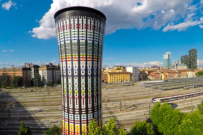 Torre Arcobaleno di Milano – Il Totem Ceramico Colorato