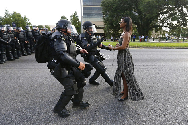 Jonathan Bachman - Taking a Stand in Baton Rouge, July 9, 2016, World Press Photo 2017, Contemporary Issues, first prize singles, commissioned by Thomson Reuters.