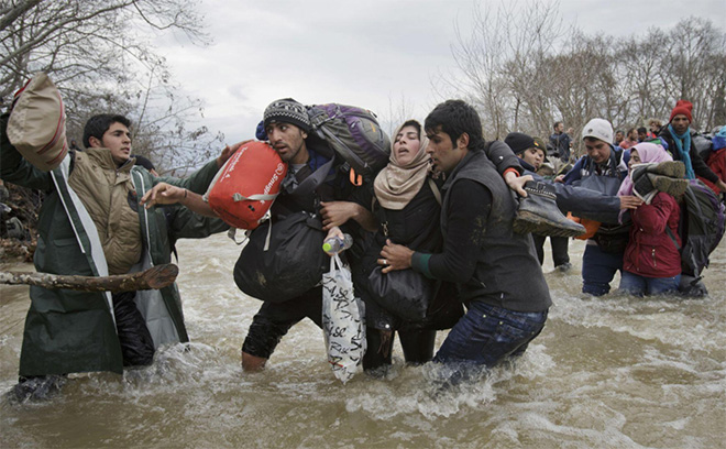 Vadim Ghirda - Migrant Crossing, Idomeni, Greece, March 14, 2016, World Press Photo 2017, Contemporary Issues, second prize singles, Commissioned by The Associated Press