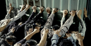 Chen Chien Jen - People Pushing, 2007-2008. Courtesy CHEN CHIEN-JEN Studio