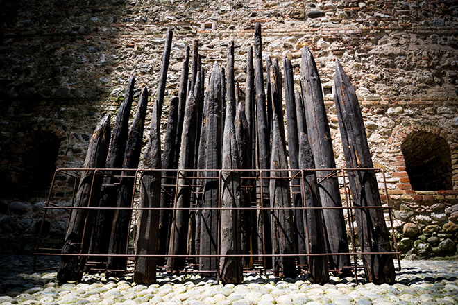 Franca Ghitti - Bosco bruciato, anni Novanta, installazione, legno bruciato, rete di ferro. photo credit: ©Fabio Cattabiani