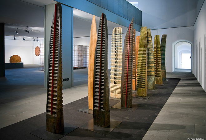 Franca Ghitti - Bosco, primi anni Ottanta, installazione, legno e lamine di ferro. photo credit: ©Fabio Cattabiani