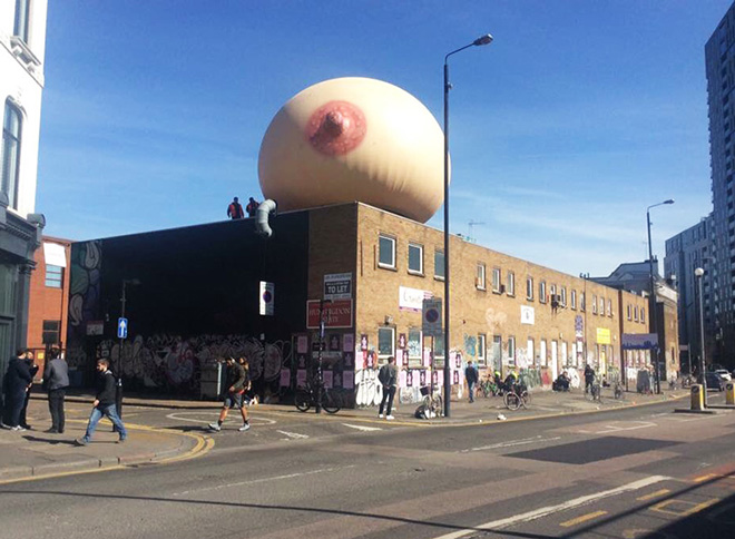 Free The Feed - Allattamento libero, installazione Londra. image by @sophxthompson