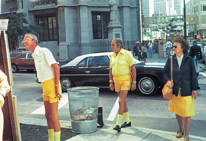 Vivian Maier, Untitled, Chicago, IL, August 1976 30x40cm (11x14 inch.) Framed: 40,5x50 cm ©Estate of Vivian Maier, Courtesy of Maloof Collection and Howard Greenberg Gallery, NY