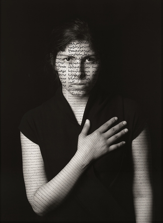 Shirin Neshat - Sara Khaki (Patriots), aus der Serie The Book of Kings, 2012, Tinte auf Silbergelatineabzug, 152.4 x 114.3 cm © Shirin Neshat, Courtesy Gladstone Gallery, New York und Brüssel