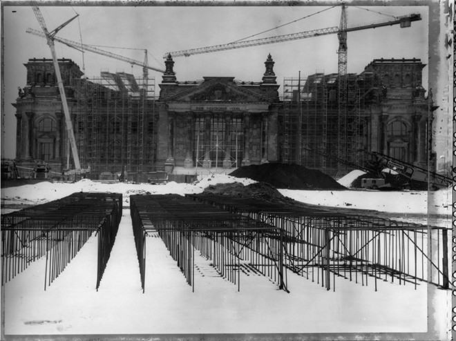 ©Maurice Weiss, dalla serie Ciel de plomb. Cantiere, Reichstag. Berlino, Germania, 1995