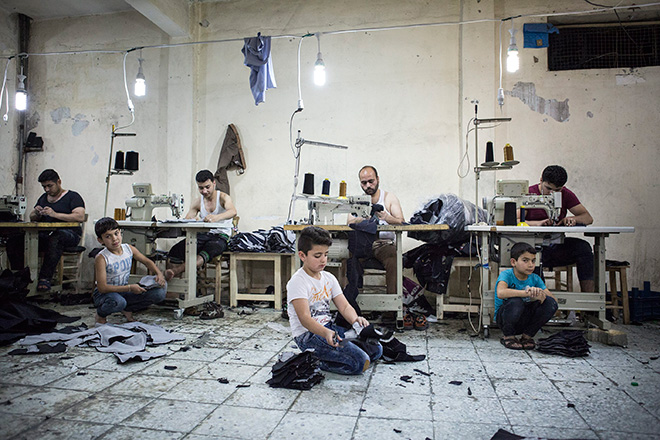 Valerio Muscella - Bambini siriani realizzano jeans per bambini, Turchia, 15 maggio 2016