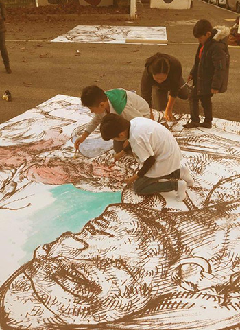 Murales Coronilla - Gio Manzoni durante il workshop con i bambini di Bergamo