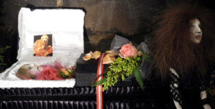 Josianne Keller - ホテル Hotel - Surrogates, Billy in the casket. Laila walking off