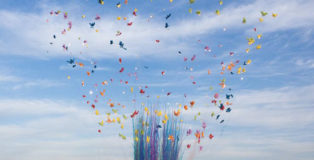 Cai Guo-Qiang, Color Mushroom Cloud, 2017. Realized above the former CP-1 site, University of Chicago, December 2, 3:25pm CST. Color comets and PixelBurst™ Aerial shells, 75 meters tall. Commissioned by UChicago Arts and the Smart Museum of Art. Photo by Zoheyr Doctor and Reed Essick, courtesy Cai Studio.