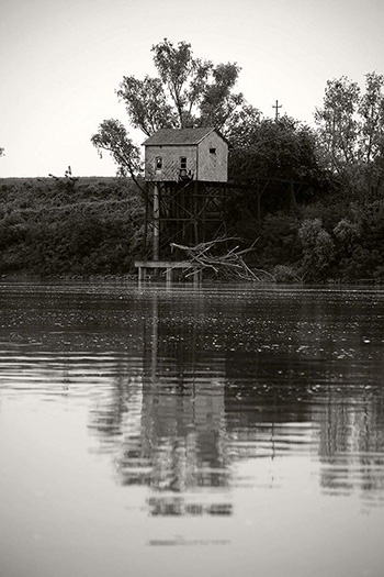 Sohei Nishino - Il Po, 2017, Casa sul fiume, Luzzara © Sohei Nishino