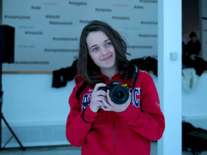 Elisa Etrusco con la fotocamera che ha ricevuto in premio - photo credit: Dino Bertoli