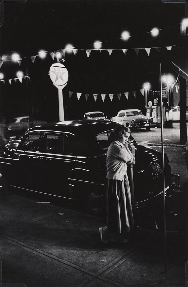 W. Eugene Smith, USA, 1918-1978. Ragazza accanto a un parchimetro, Camera di commercio di Shadyside, Walnut Street / Girl leaning on a parking meter, Shadyside Chamber of Commerce carnival, Walnut Street, 1955-1957. Stampa ai sali d’argento / gelatin silver print, 33.66 x 22.22 cm. Gift of the Carnegie Library of Pittsburgh, Lorant Collection. © W. Eugene Smith / Magnum Photos