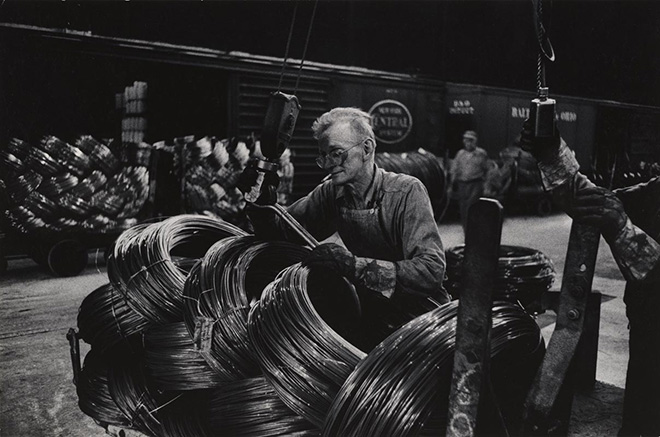 W. Eugene Smith, USA, 1918-1978. Operaio di un’acciaieria che prepara le bobine / Mill Man Loading Coiled Steel, 1955-1957. Stampa ai sali d’argento / gelatin silver print, 22.86 x 34.61 cm. Gift of the Carnegie Library of Pittsburgh, Lorant Collection. © W. Eugene Smith / Magnum Photos