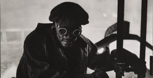 W. Eugene Smith, USA, 1918-1978, Forgiatore / Steelworker, 1955-1957. Stampa ai sali d’argento / gelatin silver print 23.49 x 33.34 cm. Gift of Vira I. Heinz Fund of the Pittsburgh Foundation © W. Eugene Smith / Magnum Photos