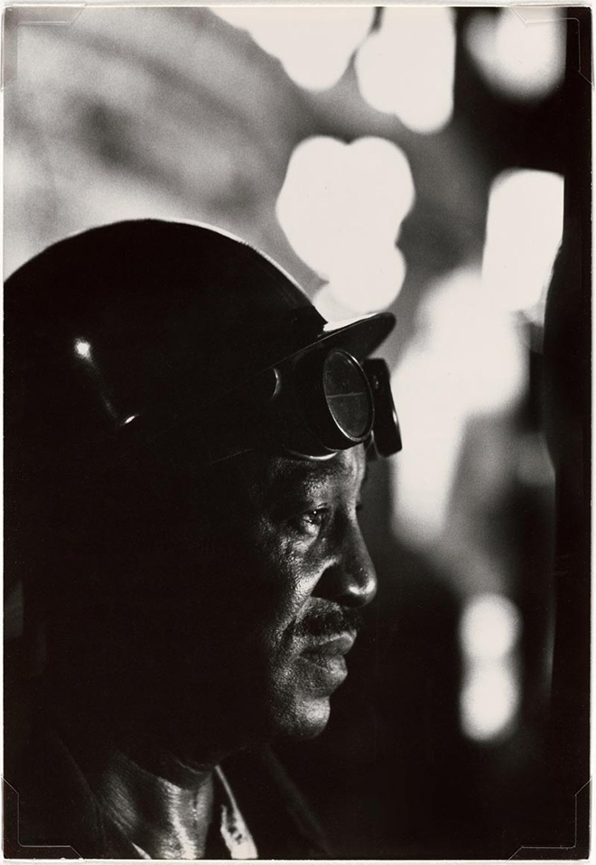 W. Eugene Smith, USA, 1918-1978. Operaio in un’acciaieria / Workman in Mill, 1955-1957 Stampa ai sali d’argento / gelatin silver print, 33.97 x 23.49 cm. Gift of the Carnegie Library of Pittsburgh, Lorant Collection. © W. Eugene Smith / Magnum Photos