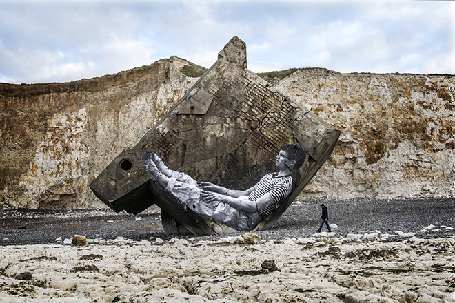 Visages villages - Agnès Varda, JR, Unframed, Saint-Aubin sur Mer « Guy Bourdin » 1954 Agnès Varda, revu par JR, France, 2016.