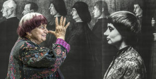 Visages villages - Agnès Varda pied de nez autorportrait Visages villages. ©Agnès Varda, JR, Ciné Tamaris, Social Animals 2016