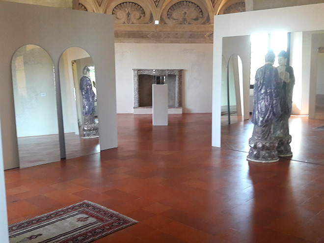 Michelangelo Pistoletto - Il tempio del giudizio, 2009 - 2017, specchio, statua, Buddha, tavole della legge, inginocchiatoio, tappeto