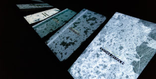Ryoichi Kurokawa  - ad/ab Atom , 2017,  Installazione audiovisiva (7 display, audio 4 canali), 8 minuti.  © L’artista. Courtesy di GNRation. Foto: Hugo Sousa