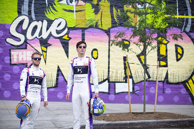 D*Face + Kaspersky Lab - Sam Bird e Alex Lynn, Piloti team DS Virgin Racing (Formula E) di fronte a Save The World, murale in Brooklyn, New York