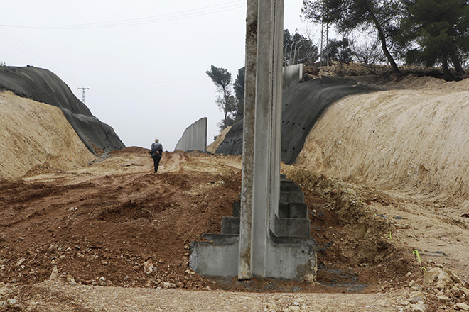 Josef Koudelka in the Palestinian village of AL Walaja. Copyright: Gilad Baram.