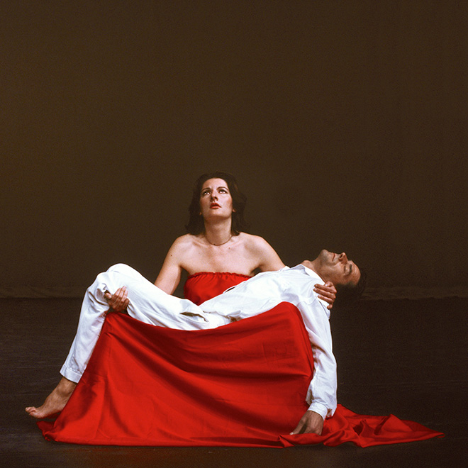 Marina Abramović/Ulay, Anima Mundi (Pietà), 1983/2002, stampa a colori, cm 183 x 183. Edizione di 3 © Marina Abramović and Ulay, Courtesy of Marina Abramović Archives e/and Galleria Lia Rumma, Milano/Napoli