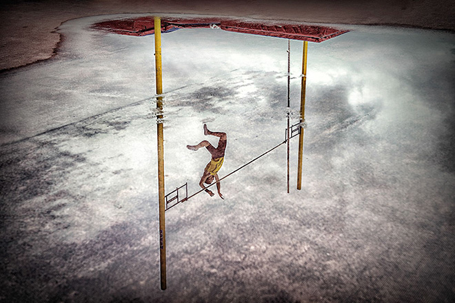 ©Ajuriaguerra Saiz Pedro Luis - REFLECTION POLE VAULT. Location: Bilbao (Spain). Sports in action category, 1° CLASSIFIED. Siena International Photo Awards 2018.