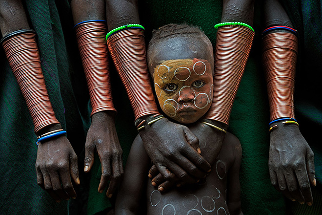 ©David Nam Lip Lee (MY) - KID WITH HAND CRAFTS. Location: Ethiopia. Fascinating faces and characters category, 1° CLASSIFIED. Siena International Photo Awards 2018.