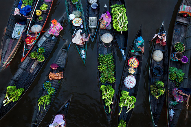 Sina Falker (DE) - FLOATING MARKET. Location: Borneo (Indonesia). Fragile Ice category. 1° CLASSIFIED. Siena International Photo Awards 2018.