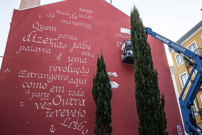 Opiemme - A Fernando Pessoa e Josè Saramago, 2018. Rua do Patrocinio 110, quartiere Campo De Ourique, Lisbona. photo credit: José Frade.