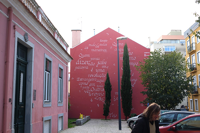 Opiemme - A Fernando Pessoa e Josè Saramago, 2018. Rua do Patrocinio 110, quartiere Campo De Ourique, Lisbona.