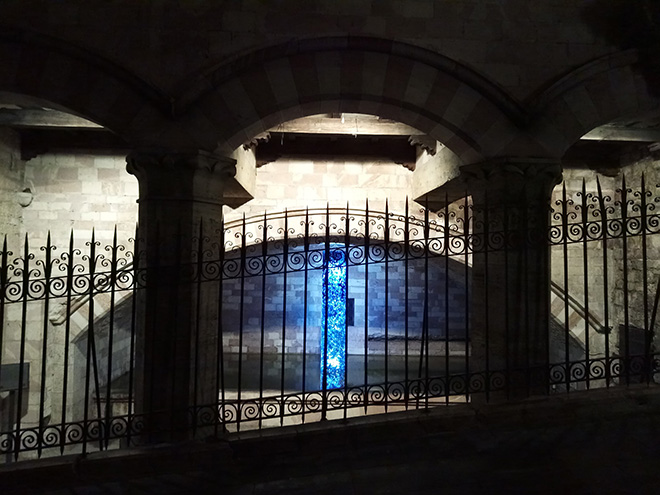 Stefano Frascarelli - CLÌMAX, installazione, Fonte di San Nicolò, Assisi