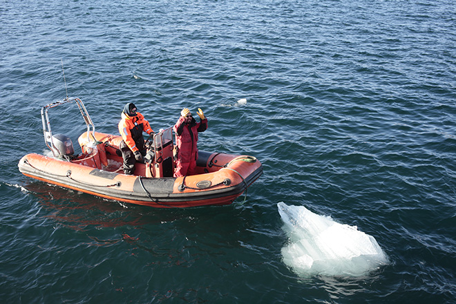 Ice Watch London - Harvesting ice floating in Nuup Kangerlua, Greenland Photo: Studio Olafur Eliasson - © 2018 Olafur Eliasson