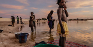 Timbuktu, Mali, Stefano Pensotti, Italy. Overall winner, Travel Photographer of the Year 2018. (In the last light of day the inhabitants of Timbuktu wash their clothes and take a shower in the port of Kabara). (Photo: Stefano Pensotti/www.tpoty.com)