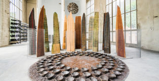 Franca Ghitti - Bosco, primi anni Ottanta, installazione, legni, rete metallica, tondo con coppelle di siviera e polvere di ferro, dimensioni variabili. photo credit: Fabio Cattabiani