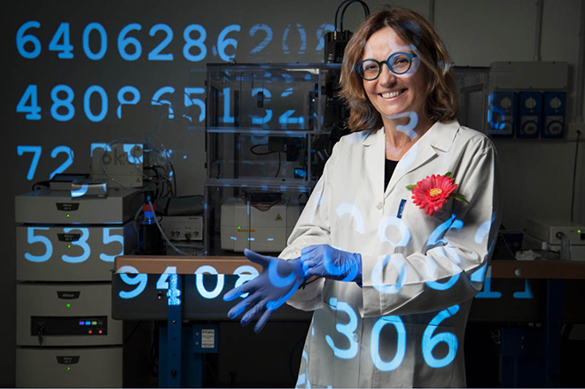 Caterina La Porta, Biologa, docente di Patologia Generale, Group Leader del gruppo di ricerca OncoLab. Mostra (Una vita da scienziata - I volti del progetto #100esperte), fotografo Gerald Bruneau, ©Fondazione Bracco