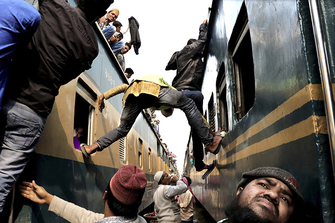 Roy Deba Prasad (India) - Innovative Way Of Boarding, Transport Category, URBAN 2018 Photo Awards