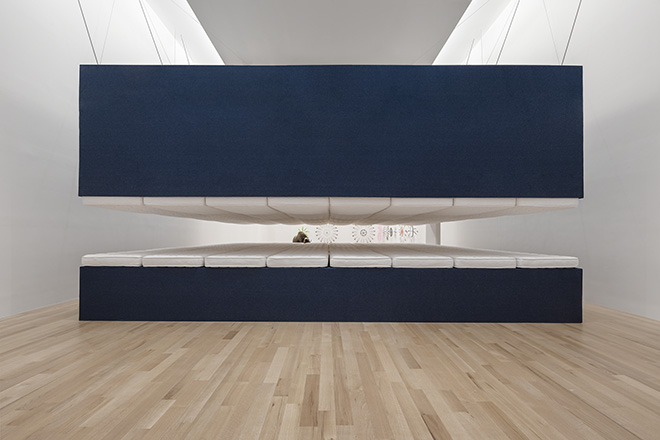 Paola Pivi, World record, 2018 - Materassi, legno, acciaio, denim, 398.8 × 774.7 × 955 cm / Foto Attilio Maranzano. Courtesy Massimo De Carlo, Milan/London/Hong Kong e l’artista. Nella foto: 2018 - Art with a View, The Bass Museum of Art, Miami Beach, USA.