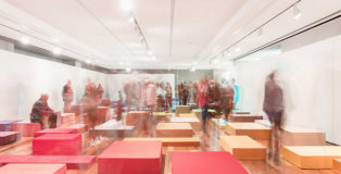 È QUI - Un percorso fra luoghi, persone e arte. Fondazione Dino Zoli, Sala 1: Luoghi e bosco sonoro, 90 parallelepipedi ricoperti con tessuti Dino Zoli Textile. photo credit: Luca Bacciocchi