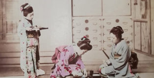 Tre ragazze che pranzano. Fotografia all'albumina. Periodo Meiji (1868 - 1912)