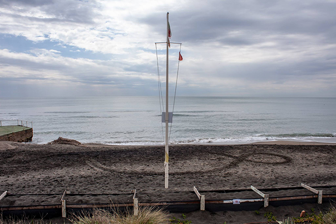 Michelangelo Pistoletto - TERZO PARADISO / Sulla sabbia di Ostia. Photo credit: ©Paolo Darra