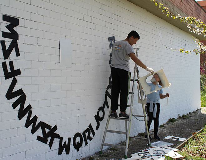 OPIEMME – Pianeti di lettere (dettaglio work in progress), 2019, Muro 20×30, workshop di Opiemme presso il Liceo Giordano Bruno (Roma), photo credit: Elena Paloscia.